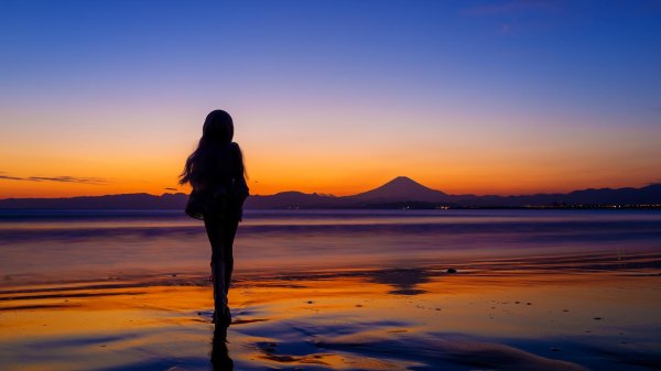 Девушка со спины на закате