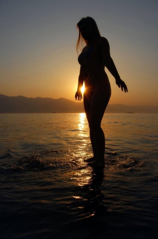 Девушка со спины на закате