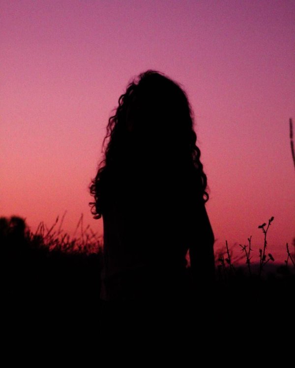 Девушка со спины на закате