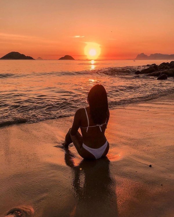 Девушка со спины на закате