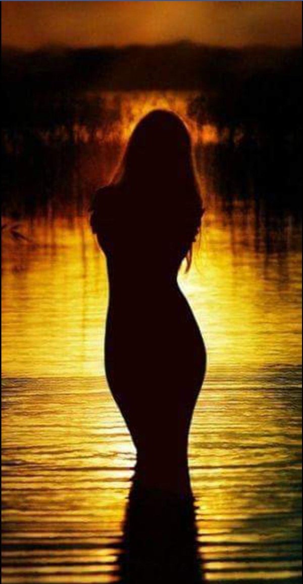 Девушка со спины на закате