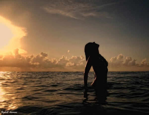 Девушка со спины на закате