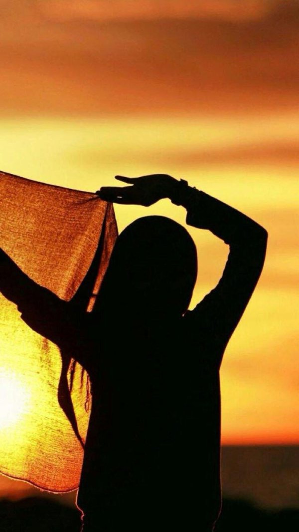 Девушка со спины на закате