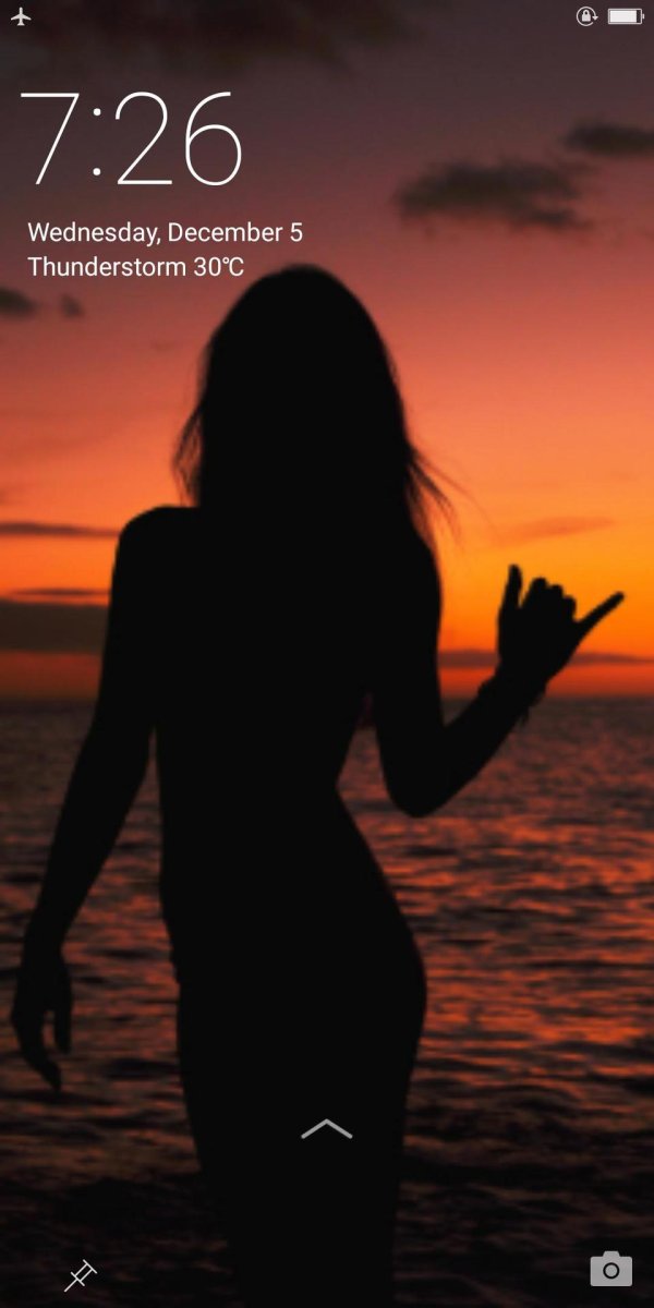 Девушка со спины на закате