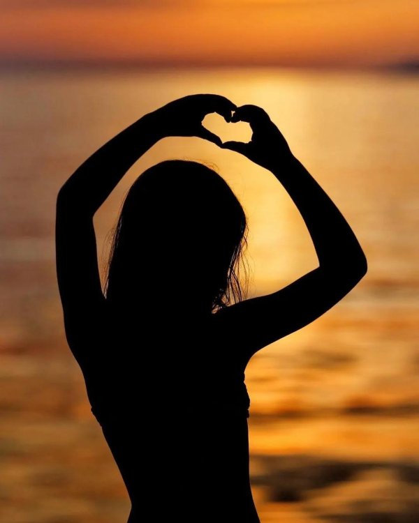 Девушка со спины на закате