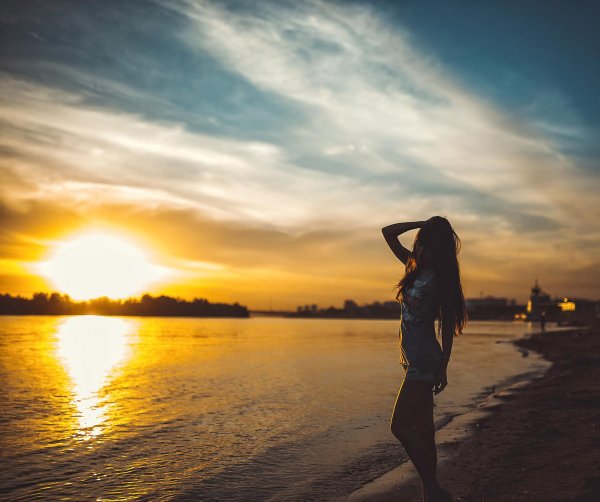 Девушка со спины на закате