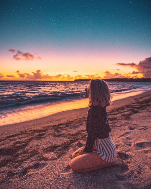 Девушка со спины на закате