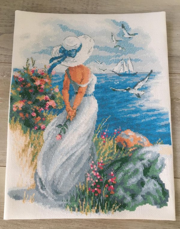 Девушка на берегу моря нарисованные