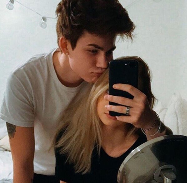 Девушка и парень без лица