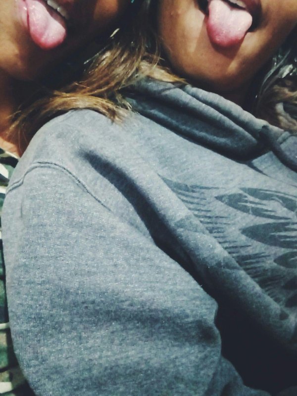 Девушка и парень без лица