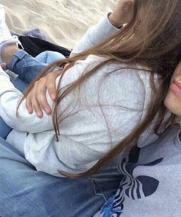 Девушка и парень без лица