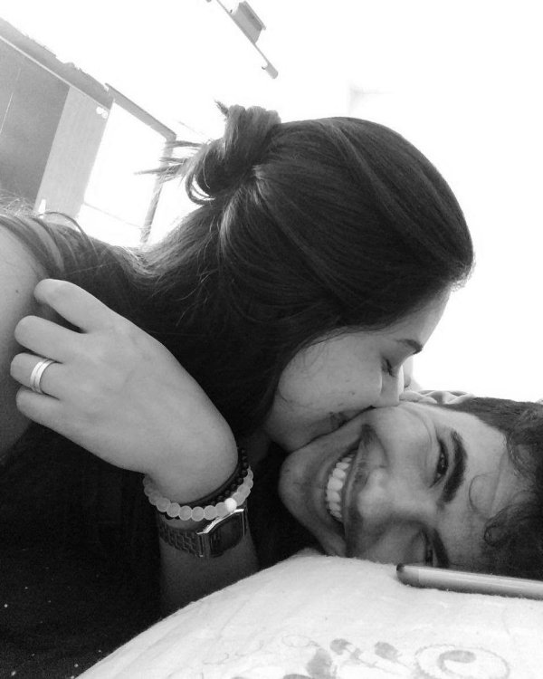 Девушка и парень без лица