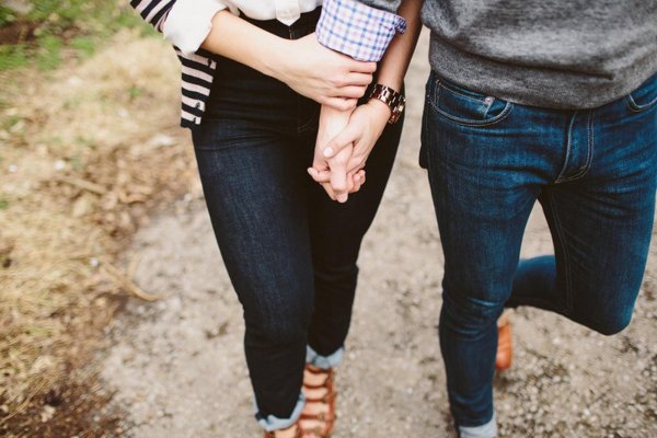 Девушка и парень без лица