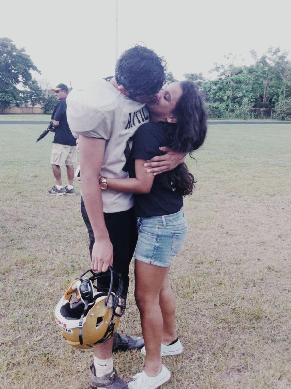 Девушка и парень без лица