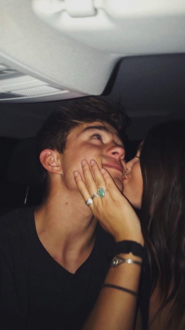 Девушка и парень без лица