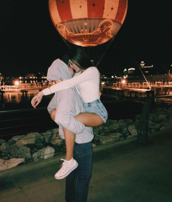 Девушка и парень без лица