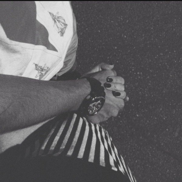 Девушка и парень без лица