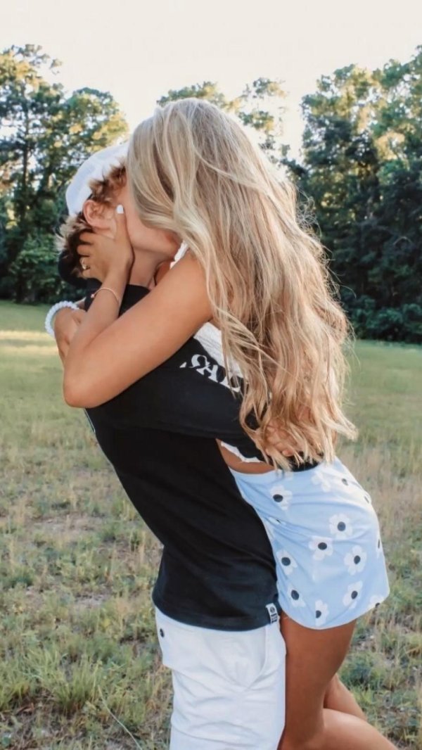 Девушка и парень без лица