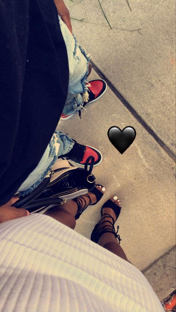 Девушка и парень без лица