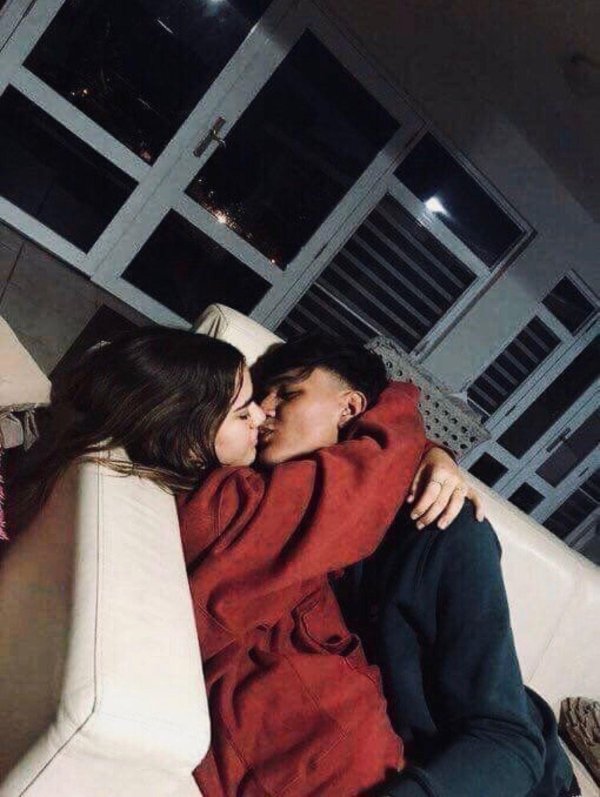 Девушка и парень без лица