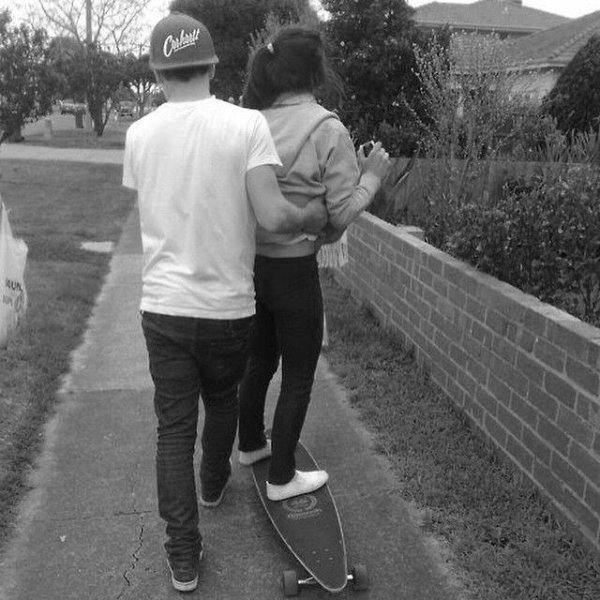 Девушка и парень без лица