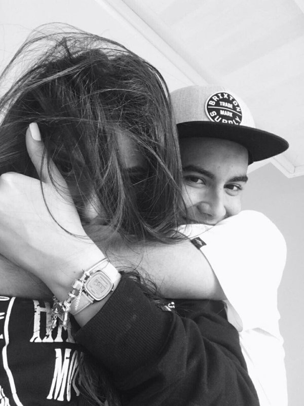 Девушка и парень без лица