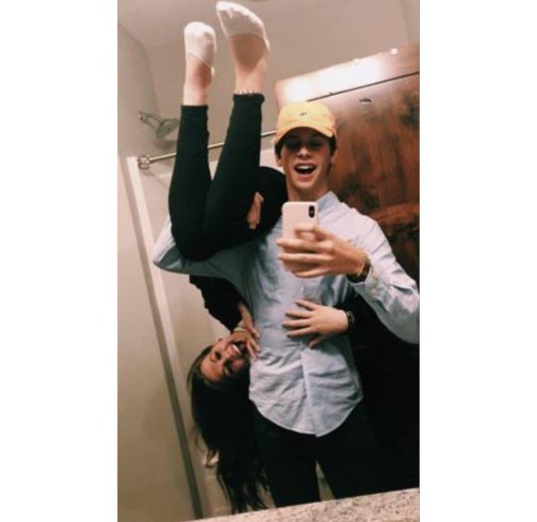 Девушка и парень без лица