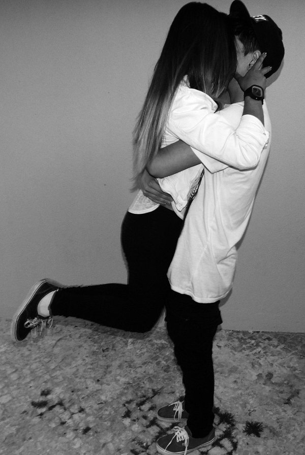 Девушка и парень без лица