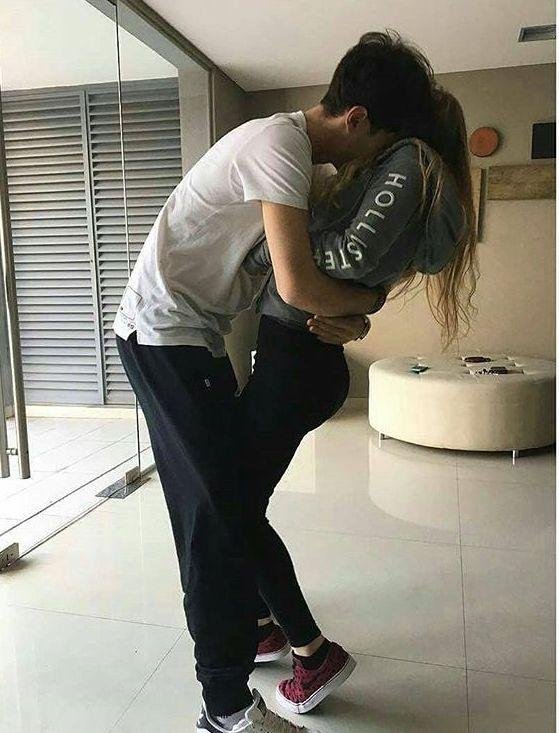 Девушка и парень без лица