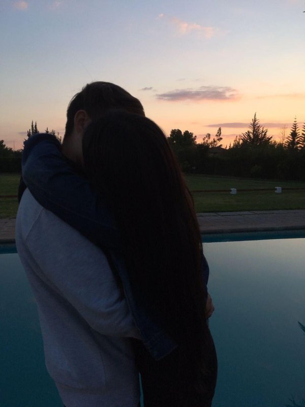 Девушка и парень без лица