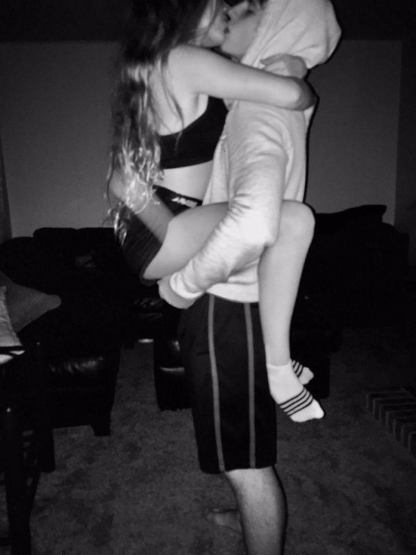 Девушка и парень без лица