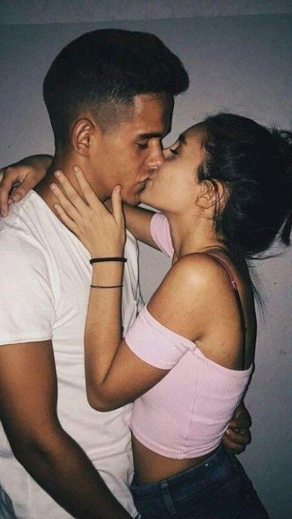 Девушка и парень без лица