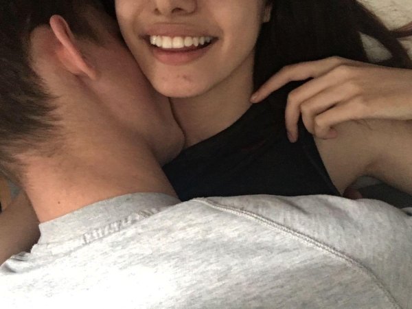 Девушка и парень без лица