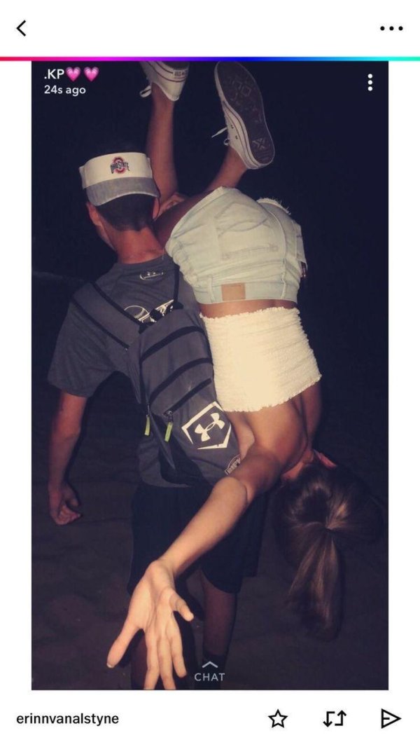 Девушка и парень без лица