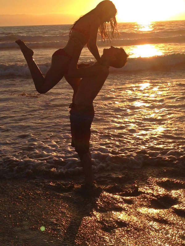 Девушка и парень без лица