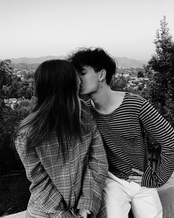 Девушка и парень без лица