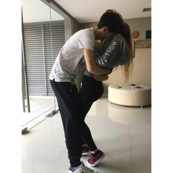 Девушка и парень без лица