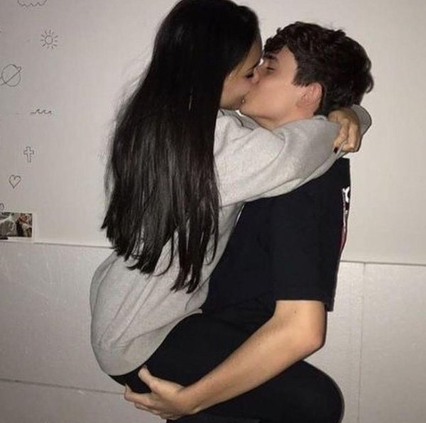 Девушка и парень без лица