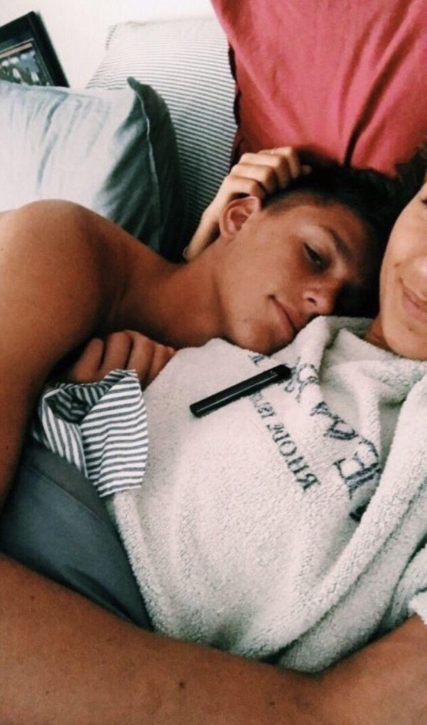 Девушка и парень без лица