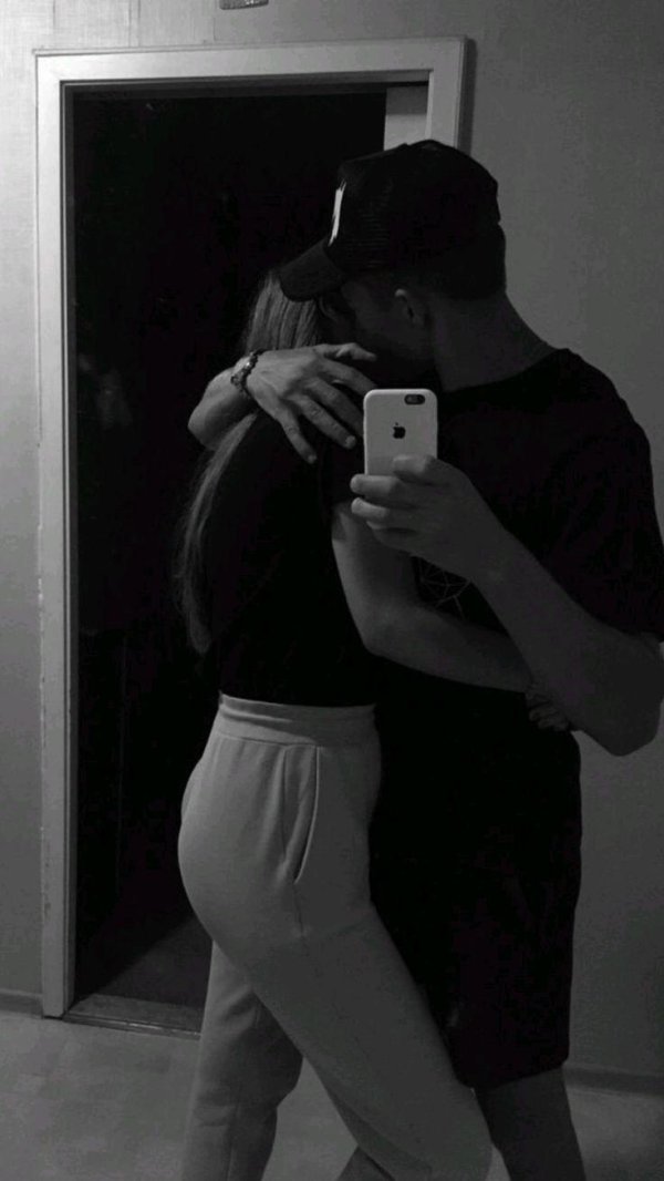 Девушка и парень без лица