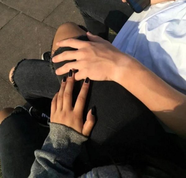 Девушка и парень без лица