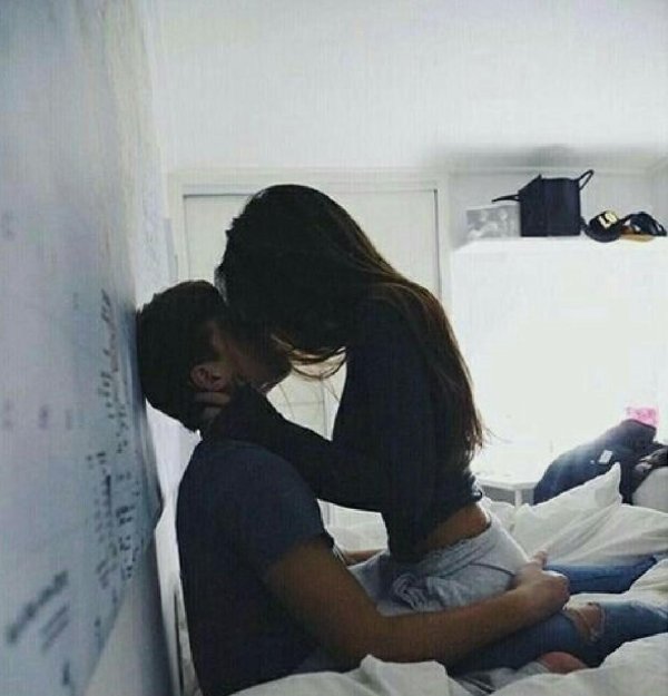 Девушка и парень без лица