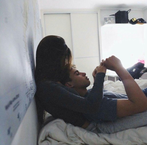 Девушка и парень без лица