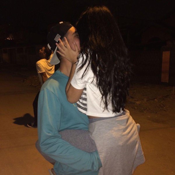 Девушка и парень без лица