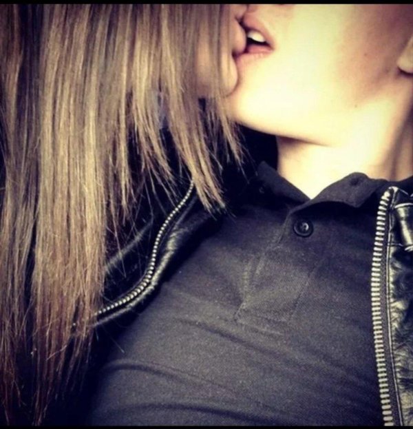 Девушка и парень без лица