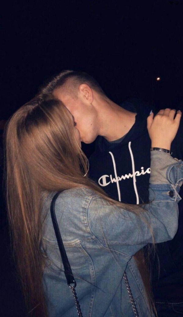 Девушка и парень без лица