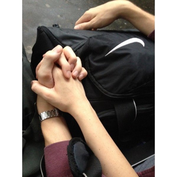 Девушка и парень без лица