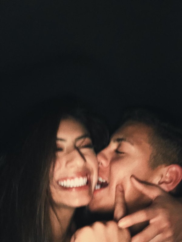 Девушка и парень без лица