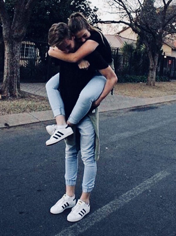 Девушка и парень без лица