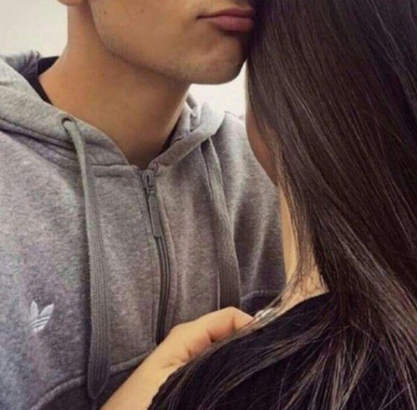 Девушка и парень без лица